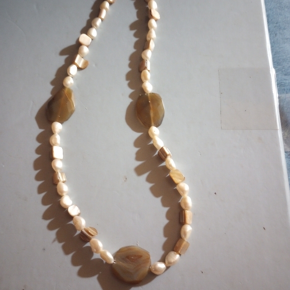  Faceted Agate &  Natural Nacre shell beads. Sterling silver catch - Picture 2 of 4